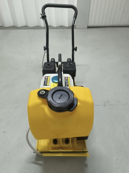 Placa compactadora Vibratória 65kg com depósito de água
