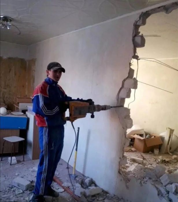 Демонтаж стін ,стяжки штукатурки
