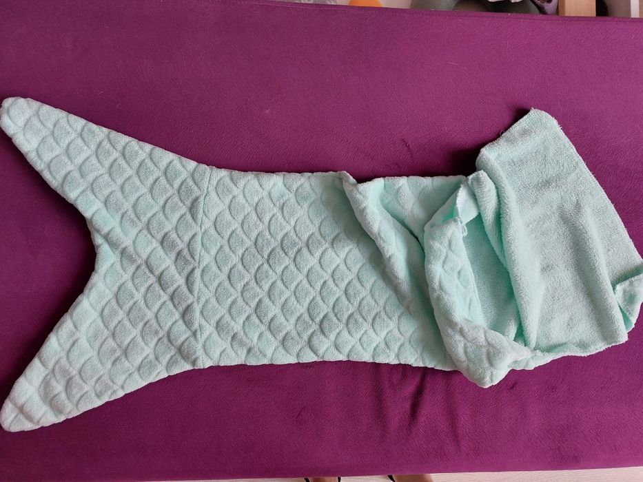 Polarowy kocyk do wózka syrenka, wsuwany na nogi