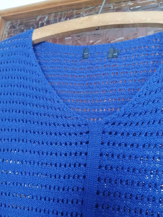 Ażurowy, kobaltowy sweterek