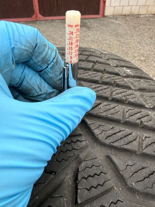 Opony zimowe Yokohama BluEarth 295/40 R21