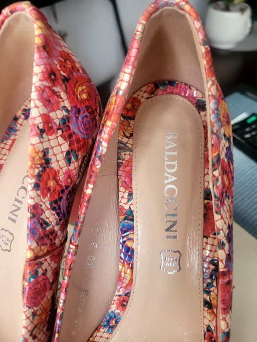 Czółenka czerwone baldaccini na stupku.