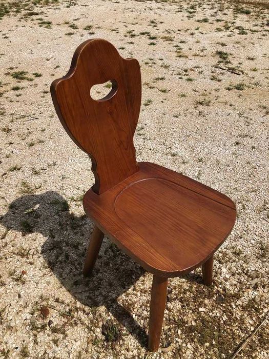 Cadeira Rustica, excelente estado
acabamento em cera, madeira .