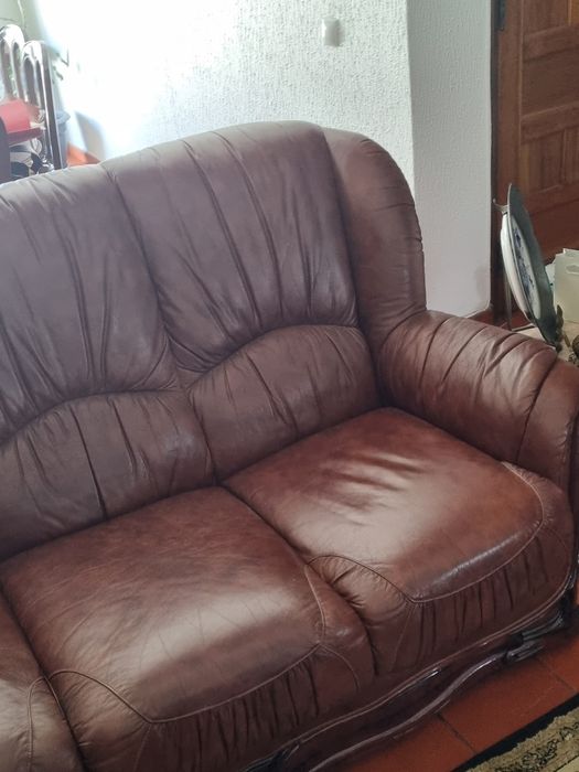 3 sofás em couro, sendo o de 3 lugares sofá cama