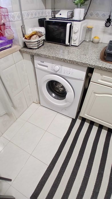 Sofá, máquina roupa e frigorífico