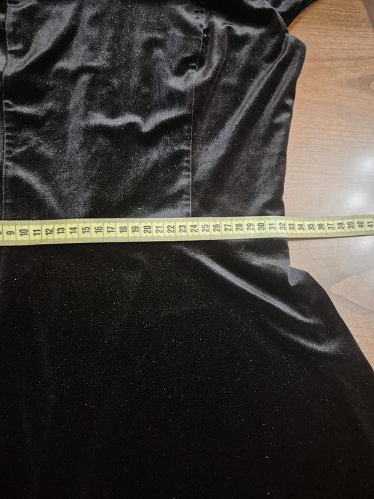 Неймовірно гарна чорна сукня з блиском.