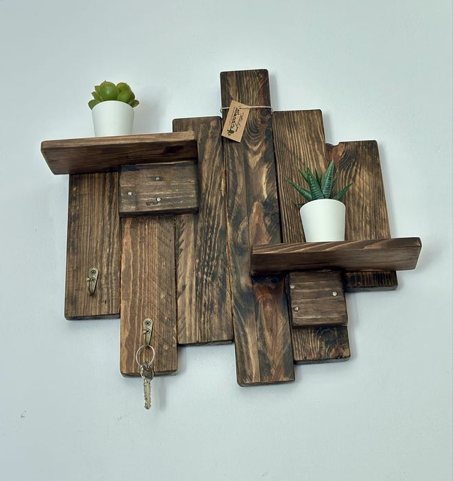 Prateleira decorativa em madeira rustica com ganchos