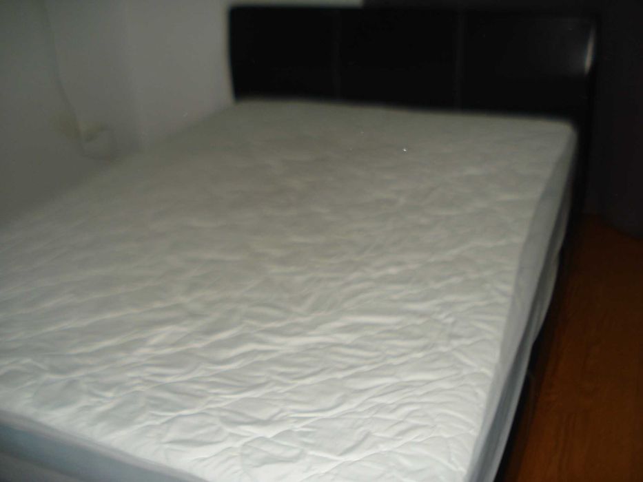 cama de casal com colchão em pele