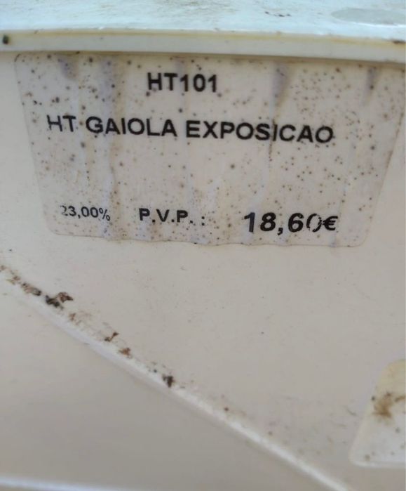 Doze Gaiolas De Exposição Para Pássaro