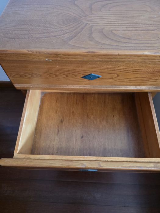 Mesa de cabeceira em madeira