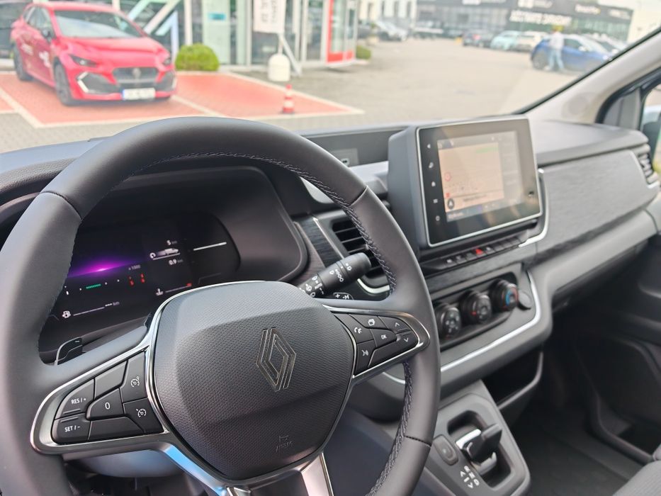 NOWY Bus 9-osobowy Renault Trafic (Automat / LONG)