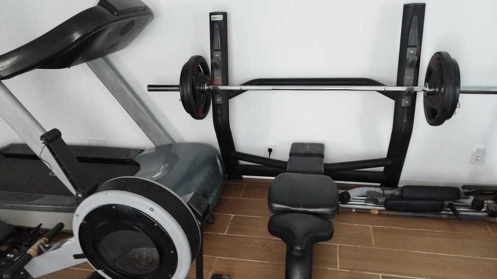 Banco supino musculação oferta de barra e pesos