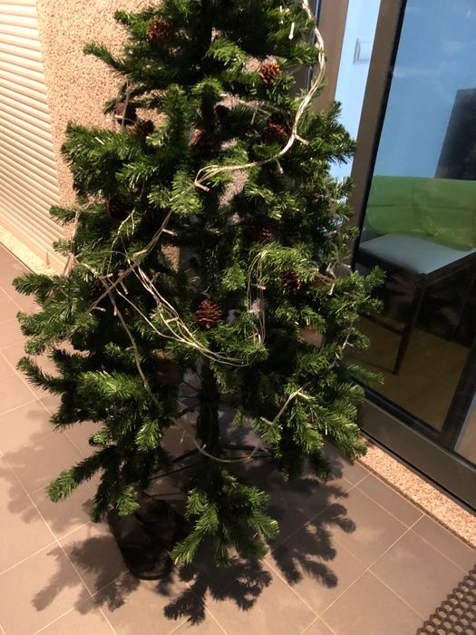 Árvore de Natal com enfeite de pinhas