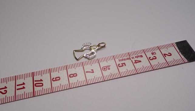 Delikatna złota zawieszka anioł aniołek.