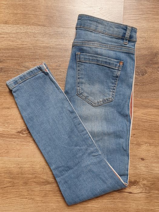 Jeansy skinny fit z przetarciami i lampasem
