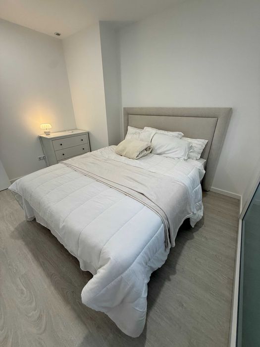 Cama Queen Size (2,00m x 1,60m) com cabeceira e colchao mola ensacada