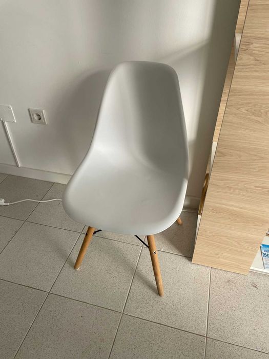 Cadeiras e mesa branca