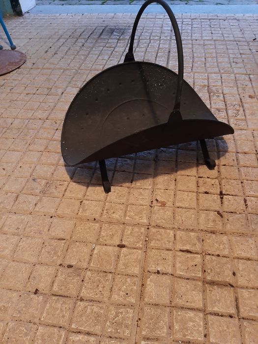 Cesto de lenha em ferro forjado