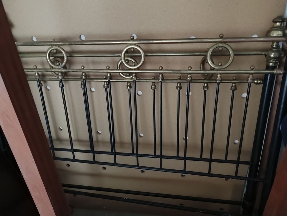 Cama de Ferro Antiga com estrado