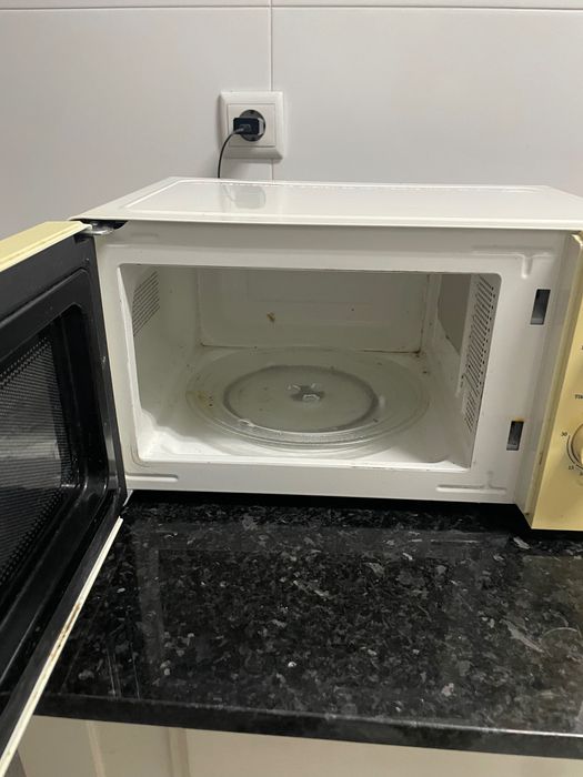 Microondas Hisense 700