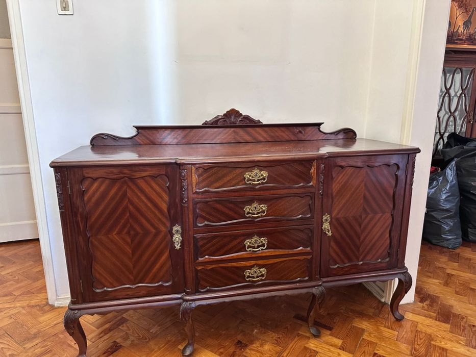 Aparador antigo estilo Queen Anne
