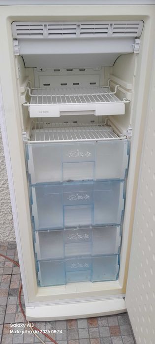 Congelador vertical Beko