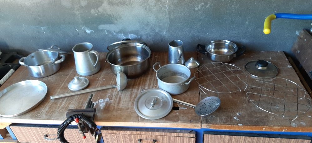 Vários utensílios em inox e alumínio