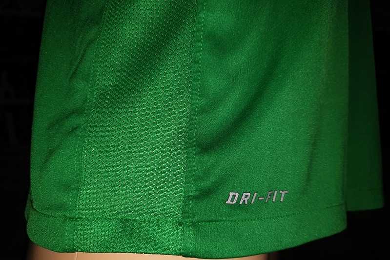 The Celtic F.C. Nike DriFit 2010-11 training shirt/pre-match size: M