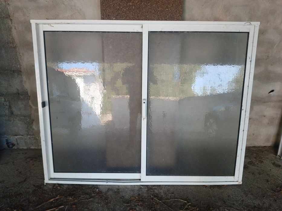 Janela branca de correr com vidro baço 1.60x1.26