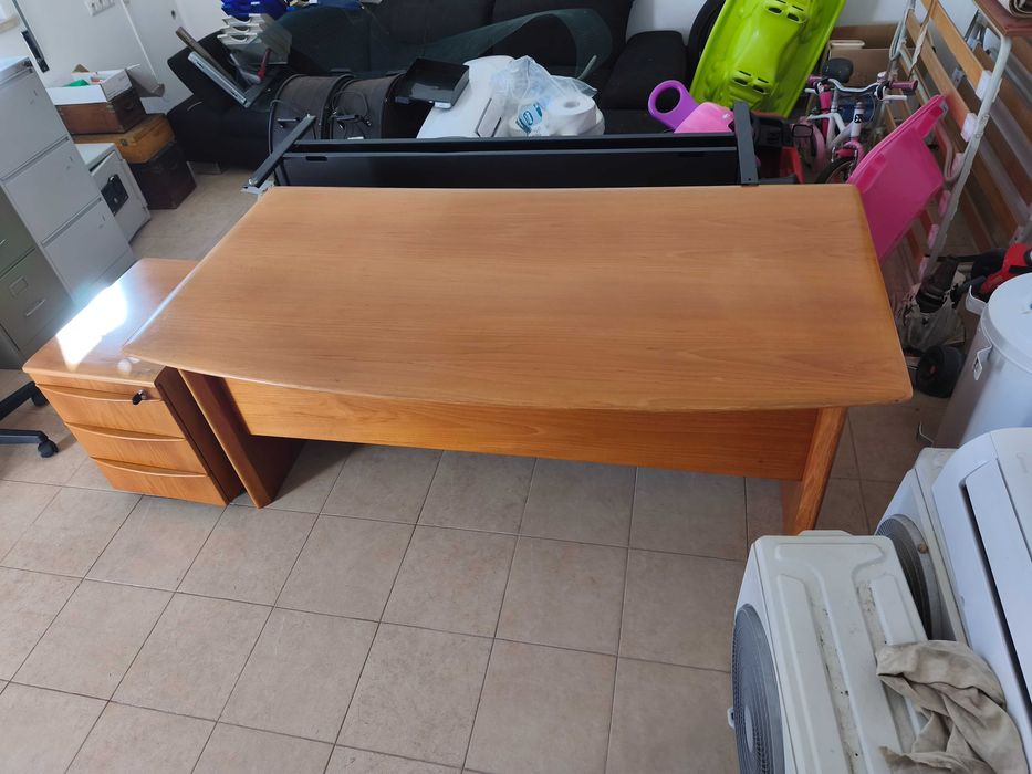Conjunto de escritório em tom cerejeira
