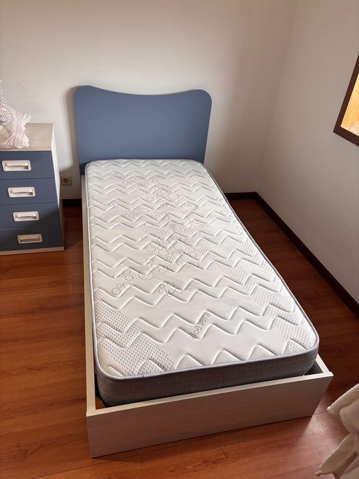 Cama individual em muito bom estado