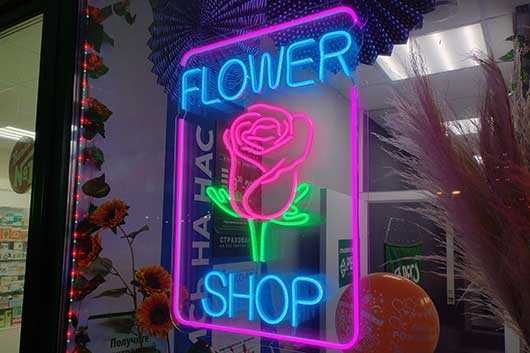 Зовнішня реклама Е0 друк банерів та неонові вивіски.Оформлення фасадів