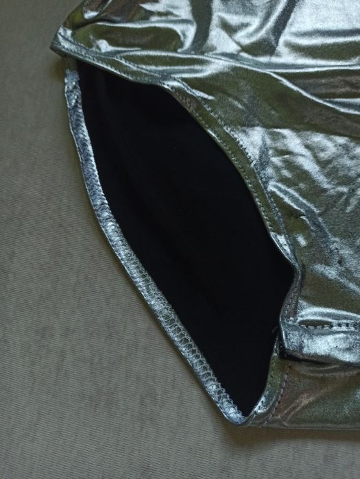 Srebrne błyszczące body damskie ze śliskiego materiału