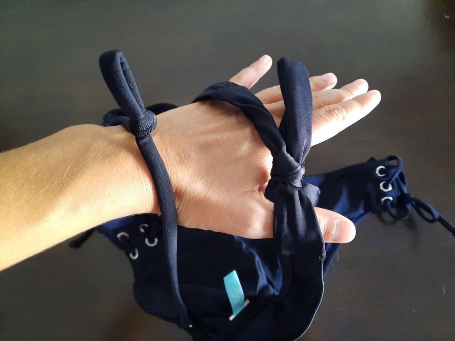 Bikini OVS preto com atilhos (inclui portes)