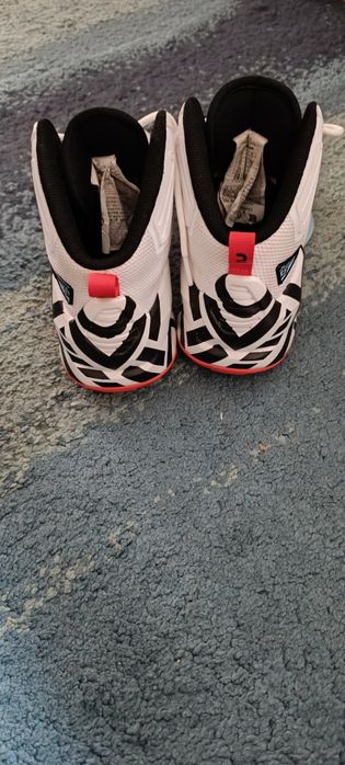 Sapatos de basquetebol