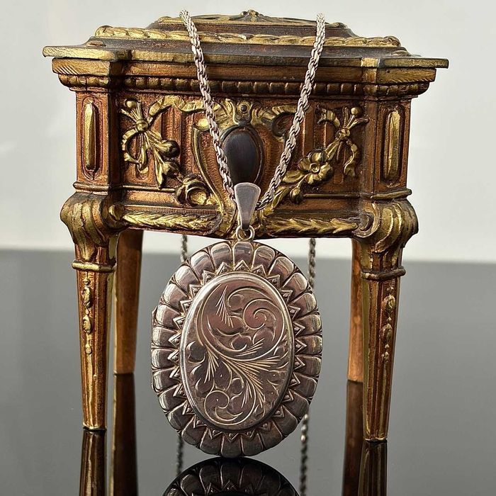 Srebrny medalion (sekretnik) wykonany ze srebra próby 925