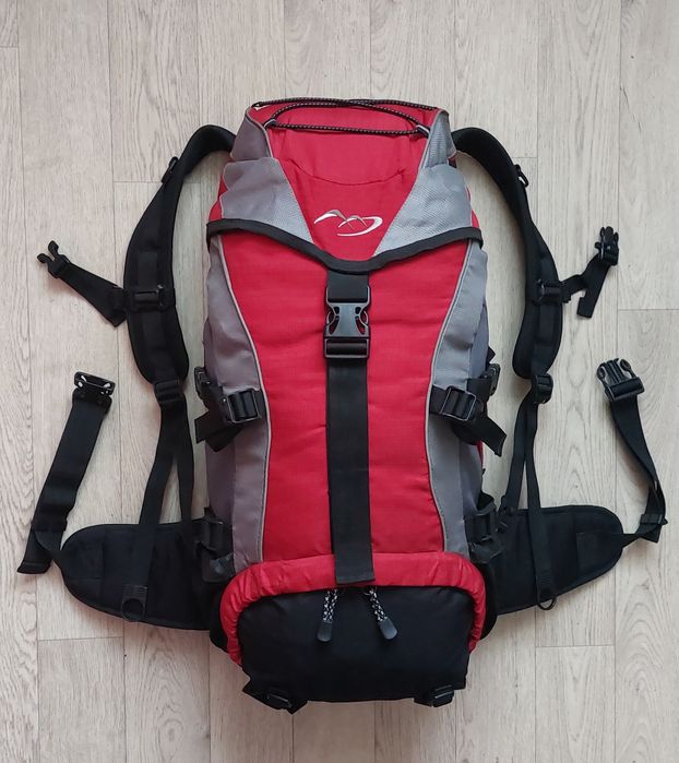 Рюкзак б/у спортивный 40L, с дождевиком.