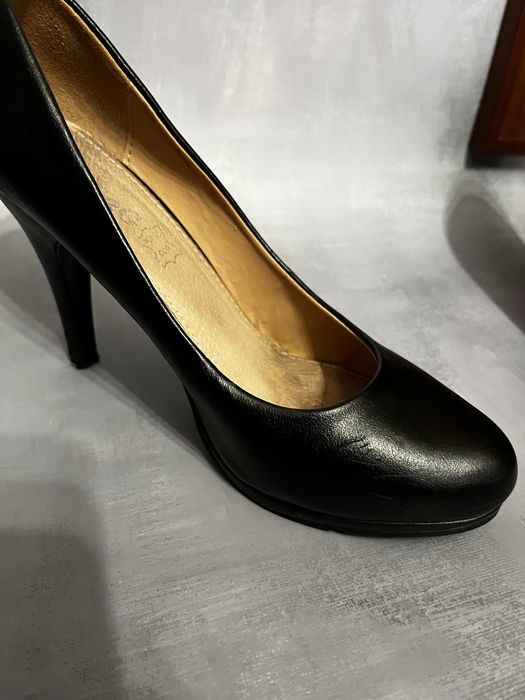 Klasyczne czarne buty na obcasie