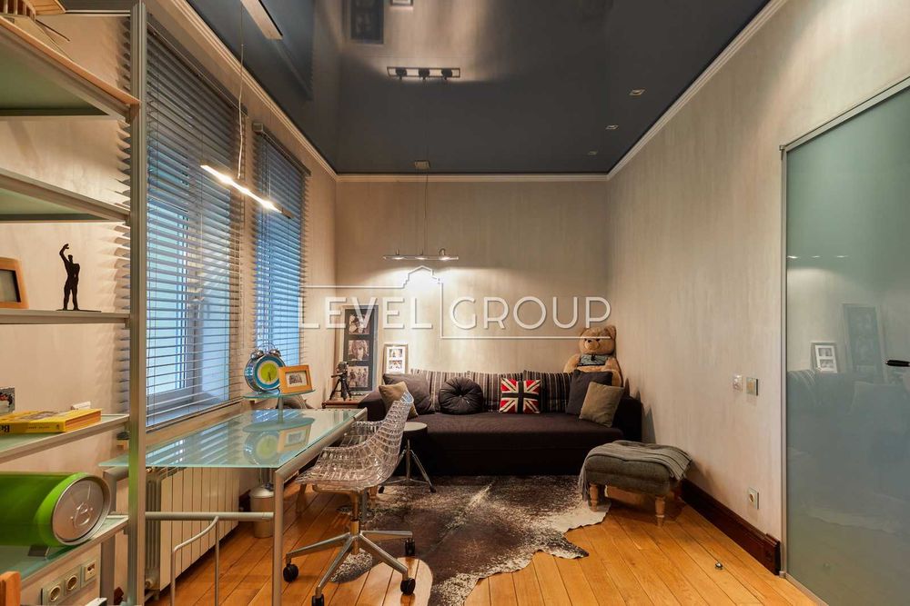 Будинок дизайнера S=555 м² ділянка 0,36га  біля озера Крюківщина Гатне