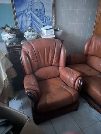 Conjunto de sofá em pele e cadeirões
