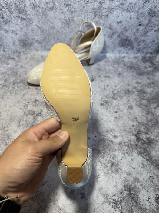 Buty slubne na obcasie w koronke r 39