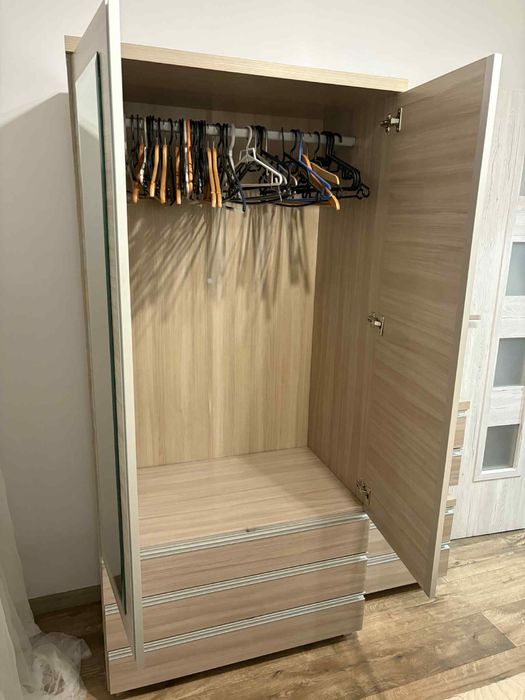 Szafa i dwa stoliki nocne