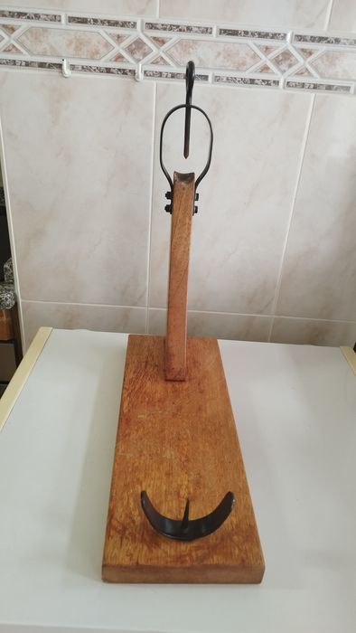 Suporte em madeira para cortar presunto