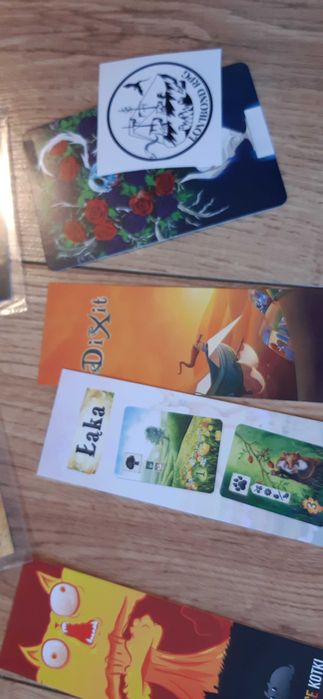 zestaw gadżetów z gier planszowych smycz katalog, karta dixit i inne