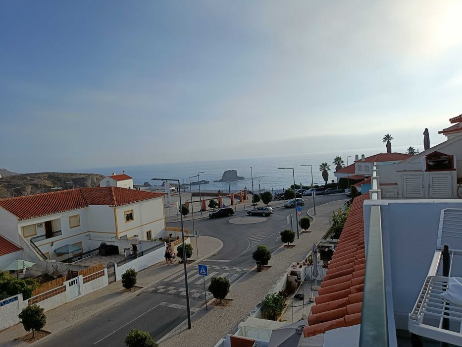 Aluga-se apartamento T2 na Zambujeira do Mar, localizado a apenas 5 minutos da praia a pé.