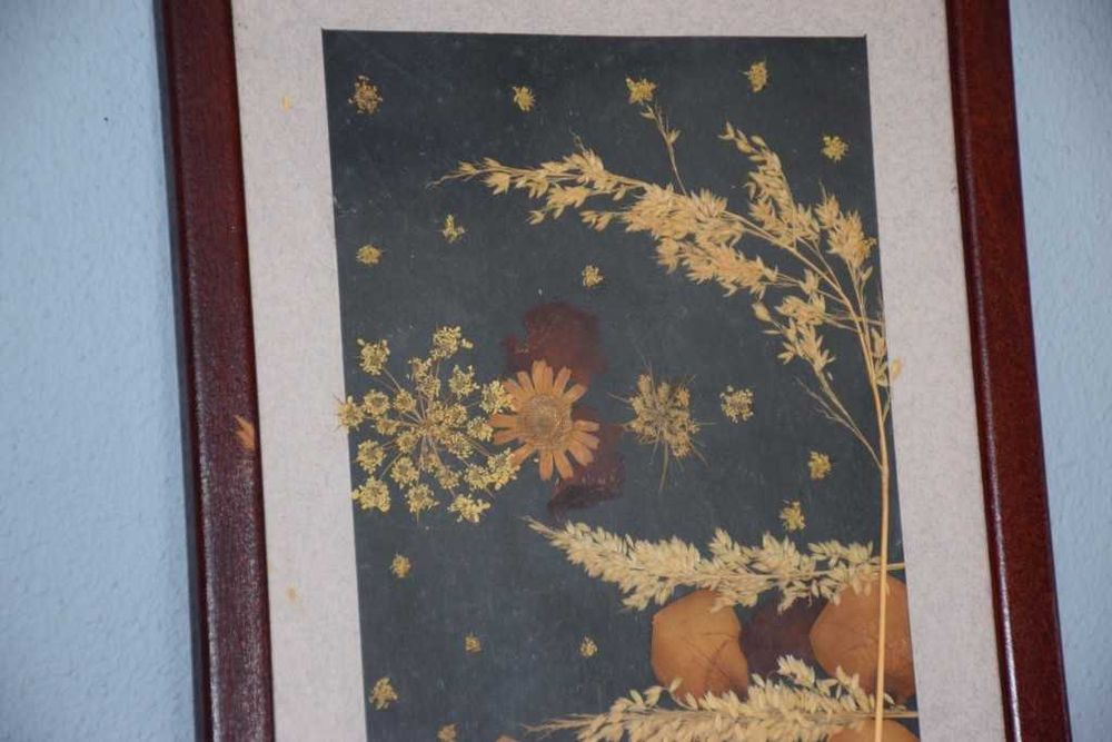 Quadro artesanal feito com folhas secas – assinado pela autora (1994)