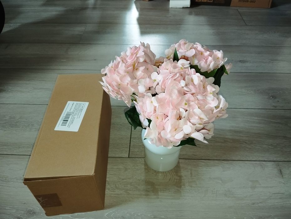 Sztuczne kwiaty w wazonie