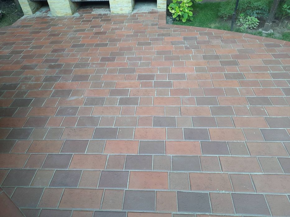 Укладка тротуарної плитки брущятки граніта