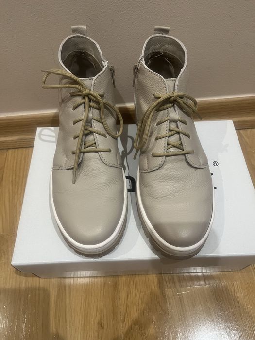 Skórzane beżowe trzewiki Wasak