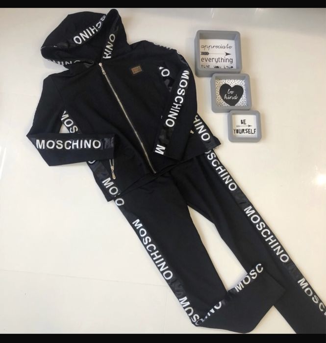 Komplet dresowy Moschino bluza i spodnie dres zestaw Logo Voga